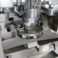 Machine de remplissage et d'enrobage automatique pour la fabrication de desserts, biscuits, kubba, mochi, maamoul, coxinha, ligne de traitement de boules énergétiques