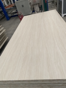 Panneau de contreplaqué mélaminé 4*8 pieds 18 mm avec colle E0, noyau Falcata, pour meubles sur mesure - Product Image 3