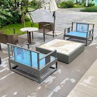 Neues chinesisches Design: Modernes, minimalistisches Aluminium-Outdoor-Sofa-Set mit wasserdichten Kissen und Hohlraum-Design, drei Sitzoptionen für