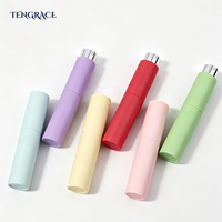Atomiseur de parfum rotatif en plastique de 10 ml avec flacon intérieur en verre, rechargeable, portable, vide, pour voyage, avec logo personnalisé
