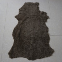 Usine prix de gros court bouclé laine véritable peau de fourrure de mouton australienne pour chaises banc canapé Pouf literie intérieur de la maison
