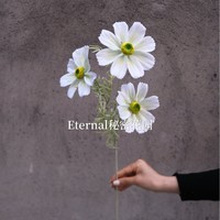 Arrangements floraux blancs et artificiels - bouquets de fleurs en soie en gros pour mariages, décoration intérieure et salles de cérémonie.