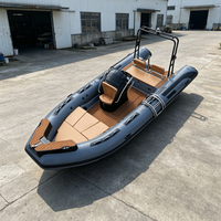 Bateau de pêche en fibre de verre Premium RIB 550C avec un ensemble complet d'accessoires