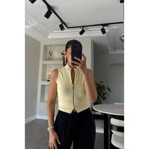 เสื้อครอปสีเบจสำหรับผู้หญิง แขนกุด คอเต่า ทรงเข้ารูป เสื้อกล้ามลำลอง - Product Image 3