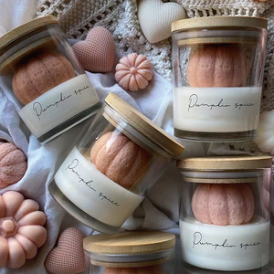 Vela aromática en forma de calabaza en frasco de vidrio con tapa de madera, vela de ambiente romántico para regalo de cumpleaños, San Valentín o días festivos. - Product Image 2