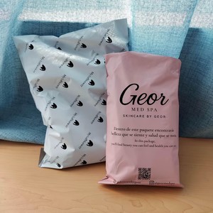 Bolsa de polietileno rosa mate para envíos, con logo personalizado impreso, sobres de polietileno mate para envíos, para embalaje de productos de belleza, cuidado de la piel y cosméticos. - Product Image 6