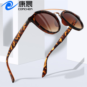 Gafas de Sol para Mujer, Montura de PC, Lentes UV400, Negras, Doble Puente, Protección Solar Moderna para Conducir, Viajar y Uso al Aire Libre - Product Image 4