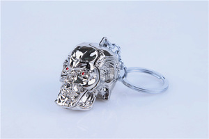 พวงกุญแจโลหะ 3 มิติ รูปหัวหุ่นยนต์ตาแดงสุดเท่ สำหรับตกแต่งกระเป๋าเป้สะพายหลังและเครื่องประดับสไตล์โกธิค - Product Image 3