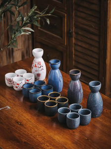 Ensemble de saké en céramique en gros, vaisselle en porcelaine avec plateau en bambou, pot à saké et 4 tasses de style japonais pour restaurant ou cadeau - Product Image 5