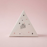 Lebensmittelechte Recycelbare Dreieckige Mehrschichtige Tragbare Takeaway-Papierbox UV-Beschichtung Siebdruck für Brot Kuchen Dessert
