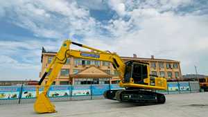 Excavadora Komatsu PC220 usada, versátil y potente, ideal para trabajos de excavación de cimientos y manejo de materiales. - Product Image 3