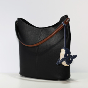 Llavero de cuero con forma de ballena, colgante de animal hecho a mano, diseño cosido en azul y crema - Product Image 4
