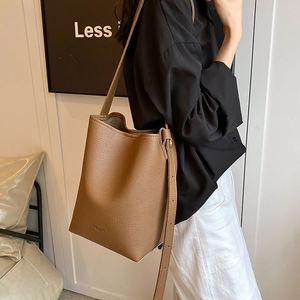 Sac fourre-tout rétro coréen multifonctionnel et tendance pour femme, grande capacité, avec logo personnalisé, idéal pour les trajets quotidiens, porté à l'épaule - Product Image 4