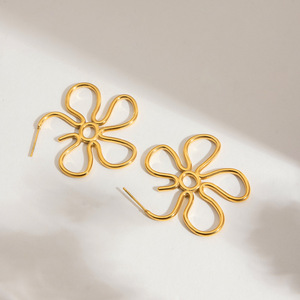 Pendientes de aro con forma de flor, acero inoxidable, tono dorado, diseño geométrico, uso diario - Product Image 4