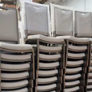 Venta al por mayor de muebles modernos para habitaciones de hotel, salón de fiestas de bodas, silla y mesas de comedor para banquetes de terciopelo de metal gris de lujo para eventos - Product Image 1