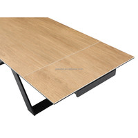 Table de salle à manger à deux fonctions d'extension à usage domestique en céramique et fond en verre comme pied de table supérieur est une plaque de métal noire