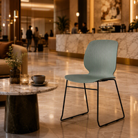 Chaise de salle à manger moderne à dossier cannelé, base en traîneau, empilable, en polypropylène de qualité commerciale pour café, bistrot, hôtel