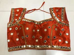 Haut court de sari rembourré en satin tissé, élégance éthérée, manches courtes, pour mariage d'hiver - Product Image 3