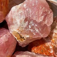 Vente en gros de pierres brutes de quartz rose de haute qualité, quartz rose naturel utilisé pour la décoration