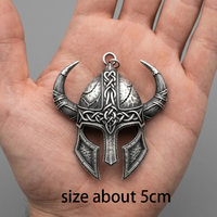 Pendentif Casque Viking, Amulette Guerrier Mythologie Nordique, Talisman Barbare Cornu, Bijou Martelé Fait Main avec Nœuds Celtiques, Cadeau