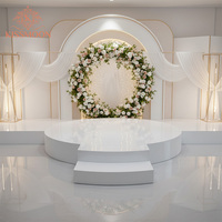 Scène de mariage moderne en acrylique blanc semi-circulaire rectangulaire sur mesure pour événements intérieurs/extérieurs, hôtels et banquets