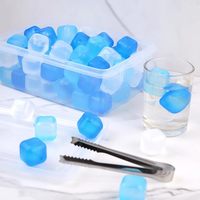 Paquet en plastique lavable de 60 glaçons colorés carrés réutilisables pour boire du vin et de la bière sans diluer pour garder les boissons froides.