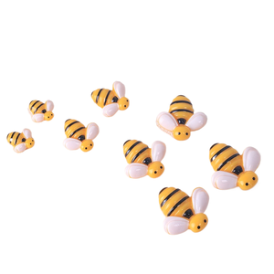 Caoh, la piccola ape attenta, offre accessori in resina fai-da-te, patch per cancelleria, portachiavi e ciondoli. - Product Image 2