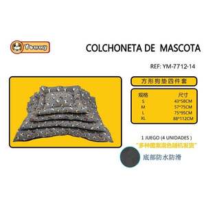 Set di Quattro Tappetini per Cani con Fondo Antiscivolo Quadrato e Motivo, Eleganti Lettini per Animali Domestici - Product Image 1