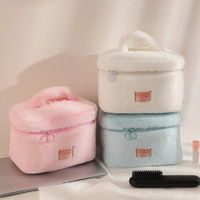 Sac à cosmétiques mignon en fausse fourrure, trousse de maquillage, sac de toilette de voyage, organiseur, sac à maquillage moelleux avec poignée