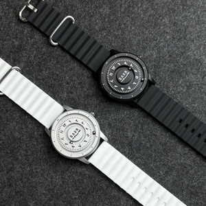 Montre à quartz pour homme en acier inoxydable noir personnalisée, verre avec chiffres arabes, bracelet en silicone gradué à perles magnétiques, tendance - Product Image 2