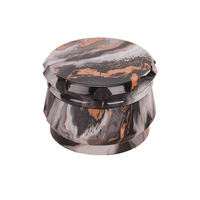 Vente en gros de broyeur d'herbes sèches à 4 couches Accessoires pour fumeurs personnalisés Broyeur manuel en métal de 63mm avec logo personnalisé OEM