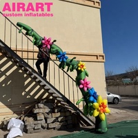 Construction de scène incluant des accessoires gonflables, des chaînes de fleurs gonflables pour l'affichage