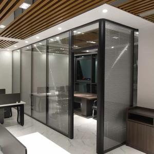 <span class=keywords><strong>Cloison</strong></span> de séparation en verre pour bureau avec cadre en aluminium personnalisable - <span class=keywords><strong>Cloison</strong></span> modulaire flexible pour extérieur avec design écologique - Product Image 1