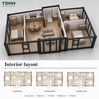 Maison conteneur extensible TDHH avec structure noire, mur en verre pleine hauteur et porte d'entrée à double vitrage