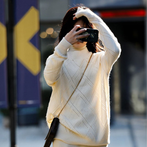 Maglione <span class=keywords><strong>elegante</strong></span> in Cashmere bianco con motivo a rombo morbido da donna - Product Image 2