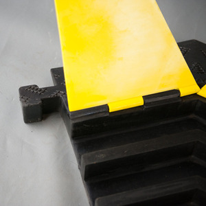 Ralentisseur de vitesse composite réfléchissant pour la circulation routière 45 °   Protecteur de câble à 3 canaux pour les angles, avec déviation gauche, droite et centrale - Product Image 4