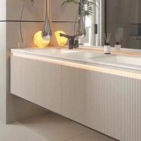 Meubles de salle de bains en contreplaqué de style moderne avec miroir Armoire en bois design cannelé avec égouttoir et lavabo en cuivre