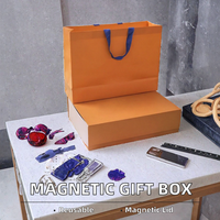 Boîte cadeau en papier enduit réutilisable de qualité supérieure avec couvercle à fermeture magnétique, doublure en éponge, finition vernie pour l'emballage de bijoux