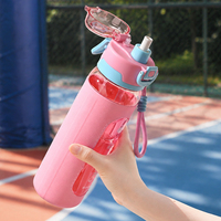 Bouteille d'eau sport élégante pour enfants avec pulvérisateur rafraîchissant, housse amovible en similicuir, écologique et sans danger pour les aliments, idéale pour l'extérieur