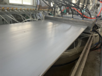 Ligne de production de panneaux muraux décoratifs en PVC, machine extrudeuse de panneaux de plafond en plastique pour matériaux de construction