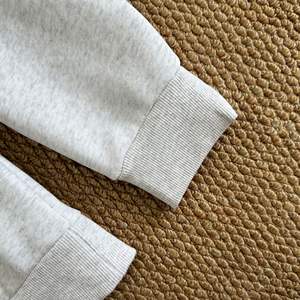 शीतकालीन योग सेट हुड फुल-ज़िप स्वेटशर्ट 100% कपास यूनिसेक्स 3 डी एम्बॉसड लोगो जॉगर पैंट 2-पीस आउटफिट - Product Image 3