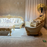 Canapé en cuir beige grainé de qualité supérieure, décoré à la main de feuilles d'or, design classique européen de luxe, pour les designers d'intérieur de villas