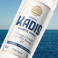 Fabriqué en Espagne, Vodka KADIS Atlantico 700ml, produit d'Espagne, servir bien réfrigéré, idéal pour les cocktails avec un mélange d'orange.