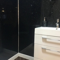 Panneaux muraux de douche en PVC marbré blanc, noir et gris scintillant de 10 mm, 2,4 m x 1 m, finition brillante, modernes, imperméables, pour la décoration de la salle de bain et de la cuisine