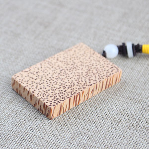 Colgante de Madera de Coco con Patrón de Caviar 6x4x1cm, Amuleto Temático, Regalo Unisex, Joyería Hecha a Mano - Product Image 4