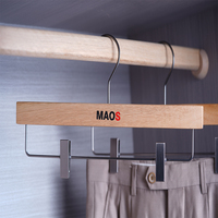 Percha para Pantalones de Madera de Roble Natural Elegante y de Lujo de Maos con Barra de Clip Antideslizante y Logotipo