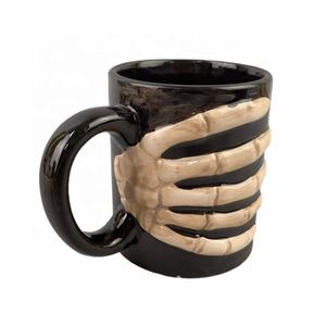 Taza de té de cerámica con forma de dedo <span class=keywords><strong>travieso</strong></span> para Halloween, taza de café con forma de hueso, tazas de agua para regalo de vacaciones - Product Image 1