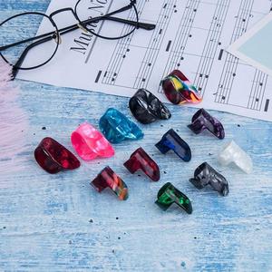 Hochwertige Celluloid <span class=keywords><strong>Guitar</strong></span> Pick Daumen/Finger Mediator für akustische E-Gitarre Hot <span class=keywords><strong>Sale</strong></span> Party Favors - Product Image 2