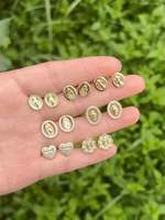 Anting-anting tusuk titanium berlapis emas 18k dengan zircon, desain bunga kecil bergaya pastoral, perhiasan halus modis grosir.