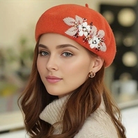 Béret en tricot élégant fait main avec fleurs et strass pour femme, béret français en laine douce et chaude, casquette de peintre vintage pour l'automne et l'hiver